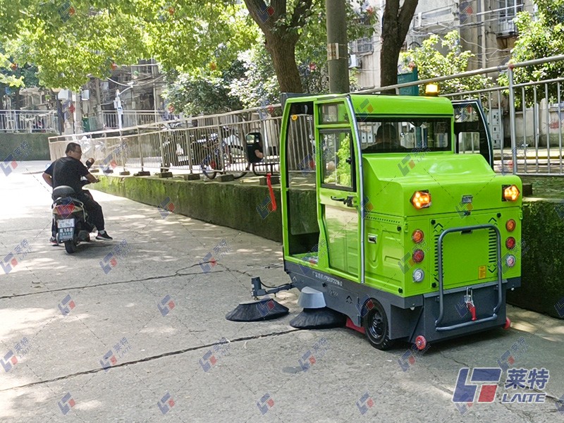 路人回头率超高的电动扫地车成为物业公司的最爱