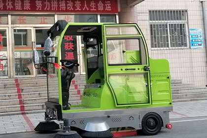 青云学府配备莱特LT-S26型扫地车护航成长 守护洁净校园